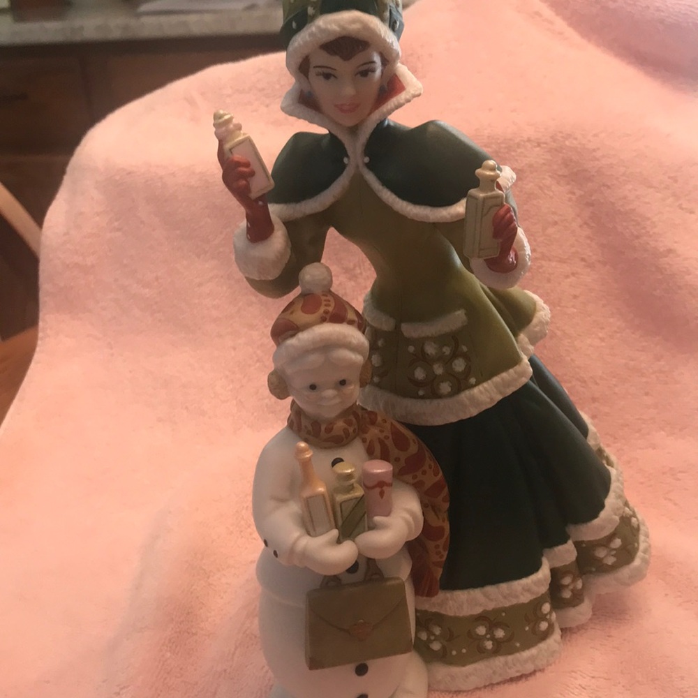 Holiday Figurine Set - Green and White Winter Carolers
